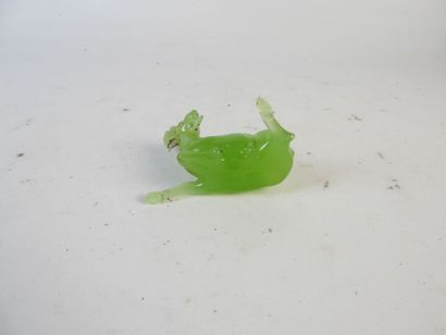 CHINE : Bouc en jadeite verte sur socle en...