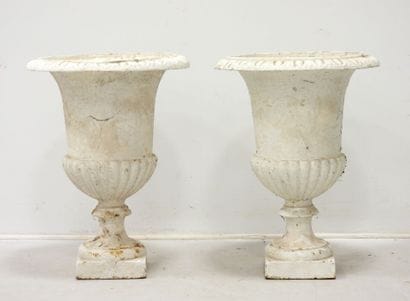 PAIRE DE VASES MEDICIS en fonte laquée blanche....