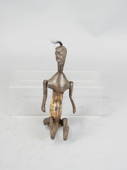 LOMBOK, Indonésie.
Deux statuettes en os...