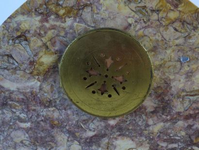 GARNITURE DE CHEMINEE en marbre violet, bronze...