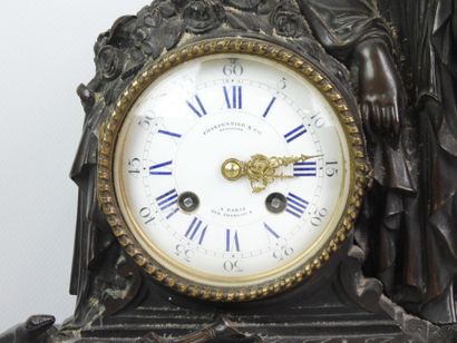 Pendule en bronze, le cadran circulaire émaillé...
