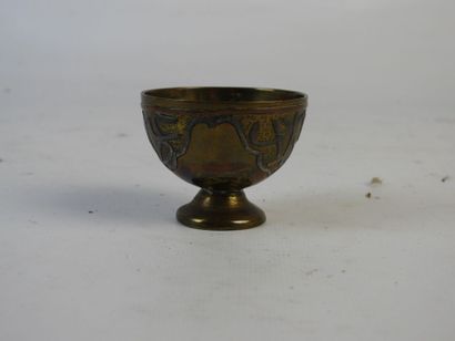 CHINE : 3 petits bols en bronze à décor de...