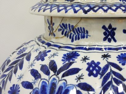 DELFT - Pot couvert en faïence à décor en...