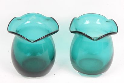 Paire de vases en verre vert bleu à col juponné....