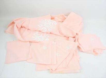 Parure de table en tissu rose comprenant...