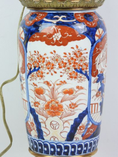 JAPON - Vase monté lampe en porcelaine à...