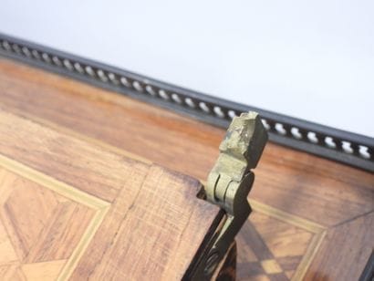 Bureau de pente en bois et placage à décor...