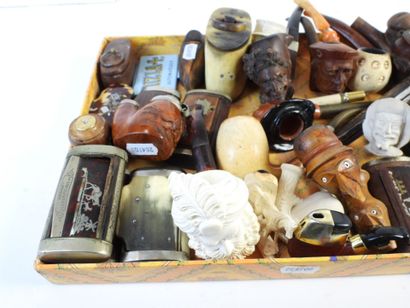 2 CARTONS DE PIPES, BOITES A TABAC ET BRIQUETS...