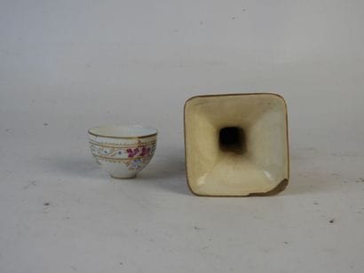 JAPON : Petit vase à col quadrangulaire en...
