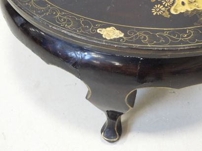 CHINE. Table basse circulaire en bois laqué...