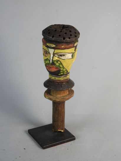 KUYU, République du Congo.
Bois dur, polychromie.
Marotte...