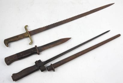Trois baïonnettes dont une baïonnette allemande...