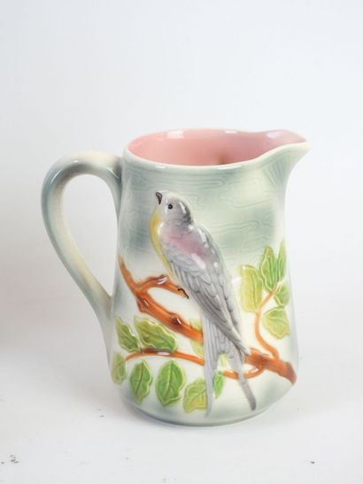 10 VERSEUSES en faïence et porcelaine polychrome...
