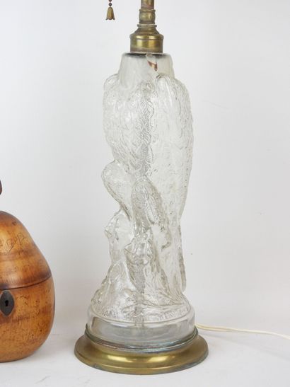 PIED DE LAMPE en verre moulé pressé représentant...