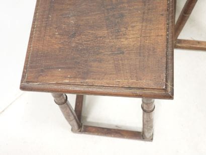 Paire de tabourets de Chantre en chêne mouluré,...