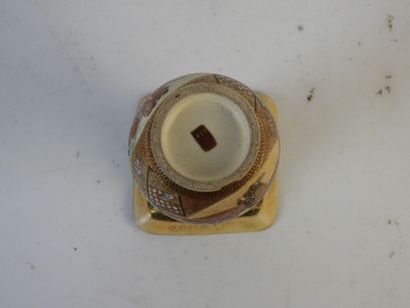 JAPON : Petit vase à col quadrangulaire en...