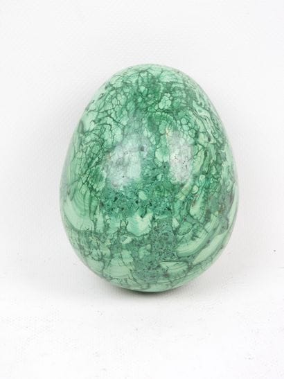 OEuf en malachite. H. 12 cm. Poids: 2,359...