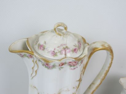 LIMOGES - Parties de service à café en porcelaine...