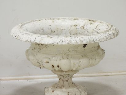 PAIRE DE VASES MEDICIS en fonte laquée blanche....