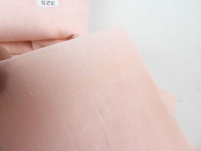 Parure de table en tissu rose comprenant...
