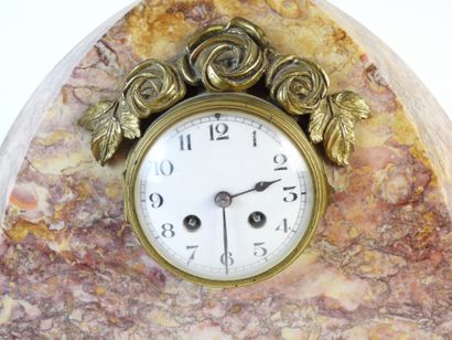 GARNITURE DE CHEMINEE en marbre violet, bronze...