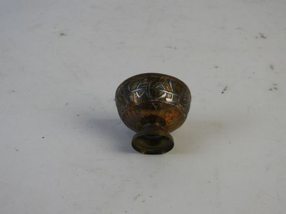 CHINE : 3 petits bols en bronze à décor de...