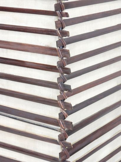 PAIRE DE LAMPADAIRES en lames de bambou et...
