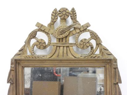 Miroir à fronton en bois doré à décor sculpté...