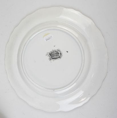 LOT DE VAISSELLE comprenant vingt-trois assiettes...