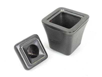 LONGCHAMP - Pot à tabac en faïence gainé...