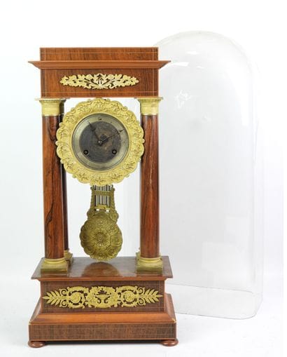 PENDULE PORTIQUE en bois de placage, globe...