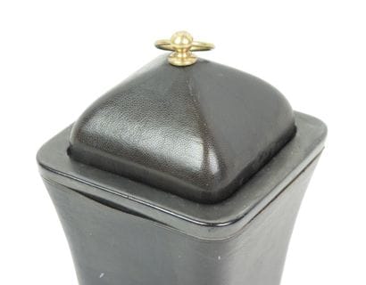 LONGCHAMP - Pot à tabac en faïence gainé...