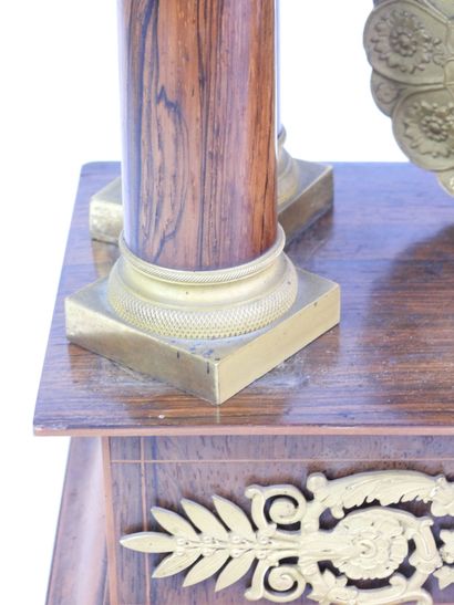 PENDULE PORTIQUE en bois de placage, globe...