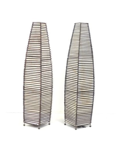 PAIRE DE LAMPADAIRES en lames de bambou et...