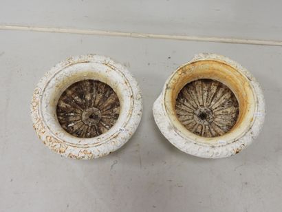 PAIRE DE VASES MEDICIS en fonte laquée blanche....