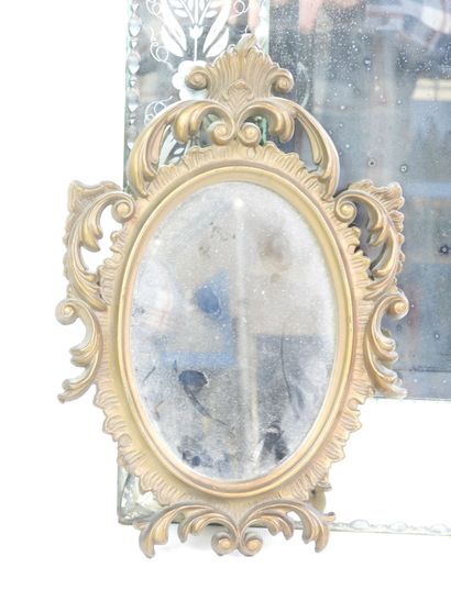 Miroir vénitien rectangulaire à décor floral....