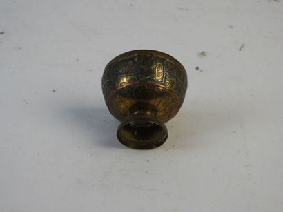 CHINE : 3 petits bols en bronze à décor de...
