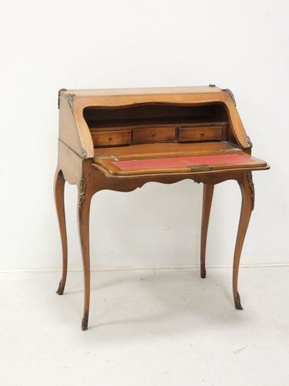 BUREAU DE PENTE en bois naturel à décor sculpté...
