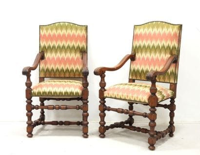 PAIRE DE FAUTEUILS à haut dossier en chêne...