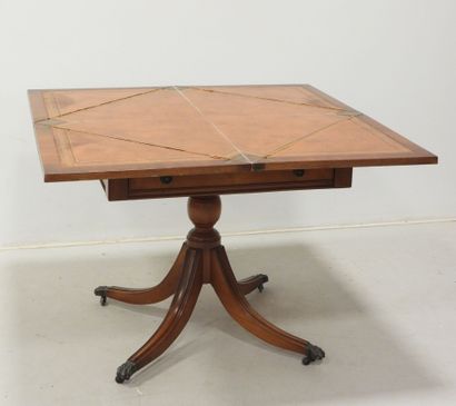 Table à jeu dite mouchoir en bois ouvrant...