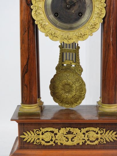 PENDULE PORTIQUE en bois de placage, globe...