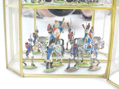 Environ 19 soldats plats d'étain dans une...