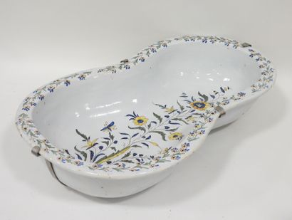 ROUEN - Bassin de bidet en faïence à décor...