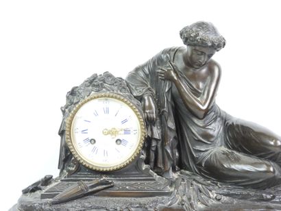 Pendule en bronze, le cadran circulaire émaillé...
