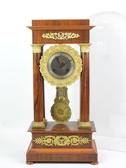 PENDULE PORTIQUE en bois de placage, globe...