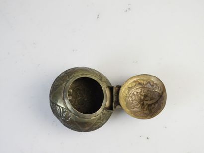 Réunion d'une boite à bétel en métal argentifère...