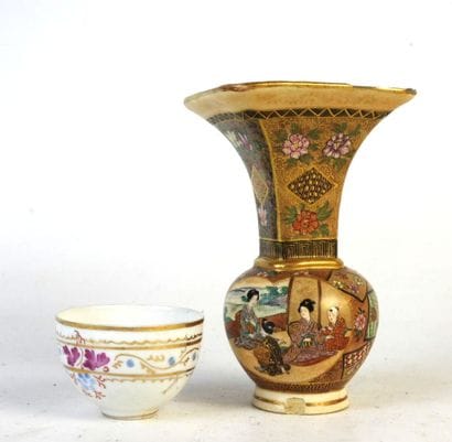 JAPON : Petit vase à col quadrangulaire en...