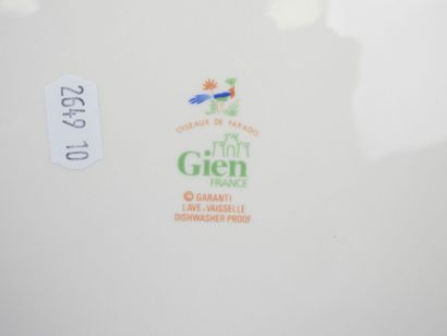 GIEN - Plat chantourné en porcelaine modèle...