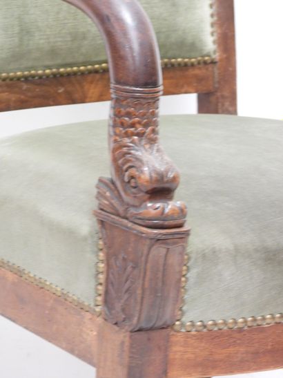 Fauteuil aux accotoirs en tête de dauphin...