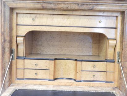 SECRETAIRE en placage de loupe de noyer ouvrant...